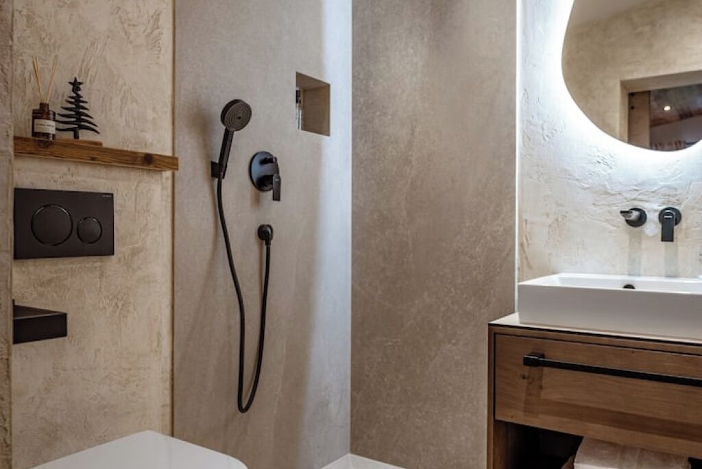 Ein Badezimmer mit Dusche, Waschbecken und Spiegel.