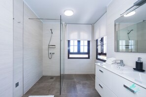 Dusche, Haartrockner, Handtücher