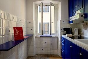 Kühlschrank, Ofen, Wasserkocher mit Kaffee-/Teezubehör, Wasserkocher