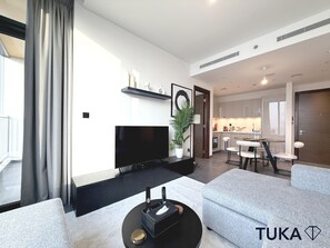 Televisión y chimenea
