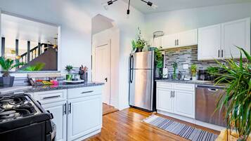 ํ์ฐ์ค | 3 ๊ฐ์ ์นจ์ค, ์ธํฐ๋ท