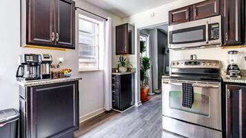 House | 2 bedrooms, desk
