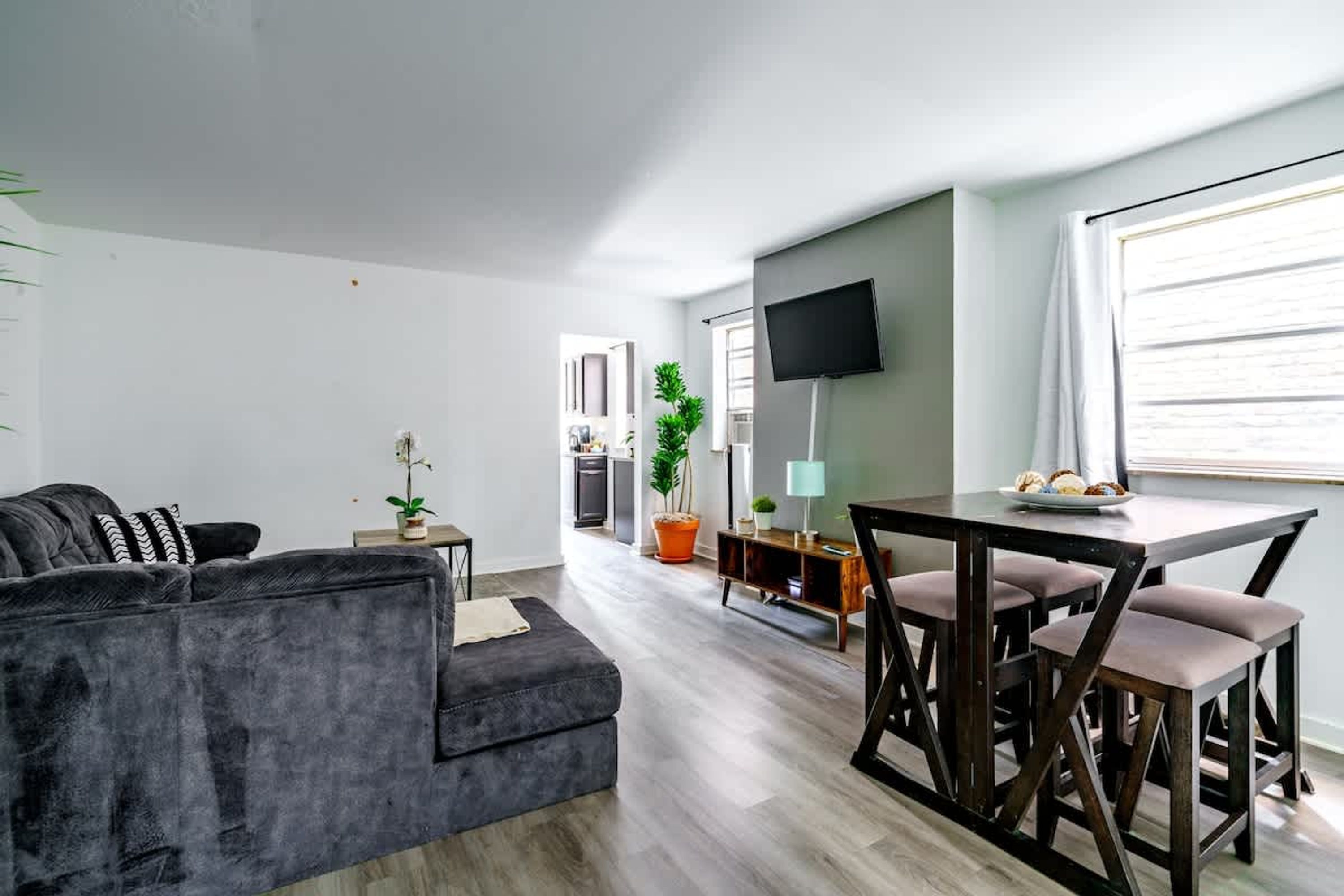 House | 2 bedrooms, desk