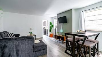 House | 2 bedrooms, desk