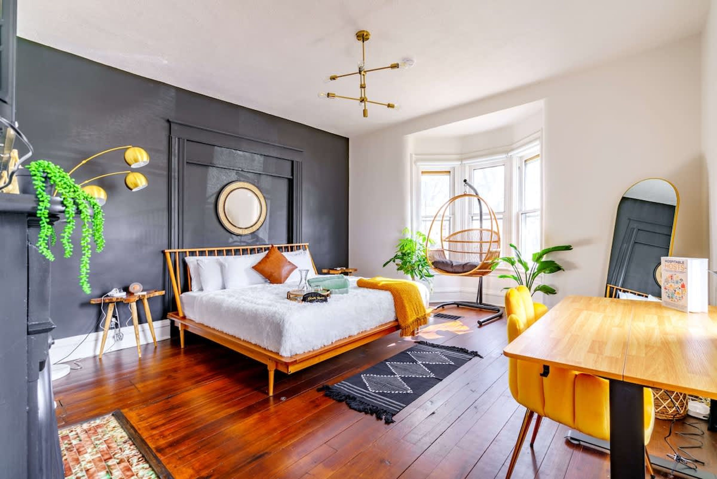 House | 3 bedrooms, desk