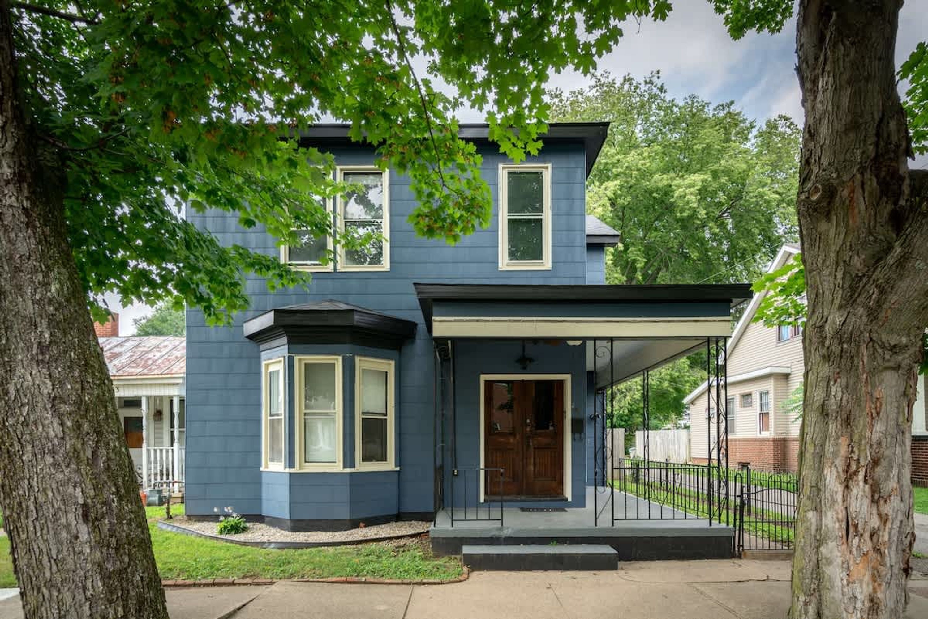 House | 3 bedrooms, desk