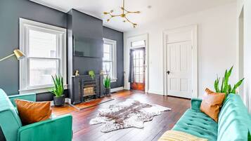 House | 3 bedrooms, desk