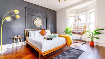 House | 3 bedrooms, desk