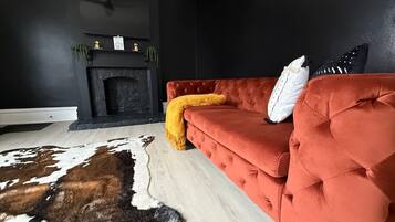 House | 4 bedrooms, desk
