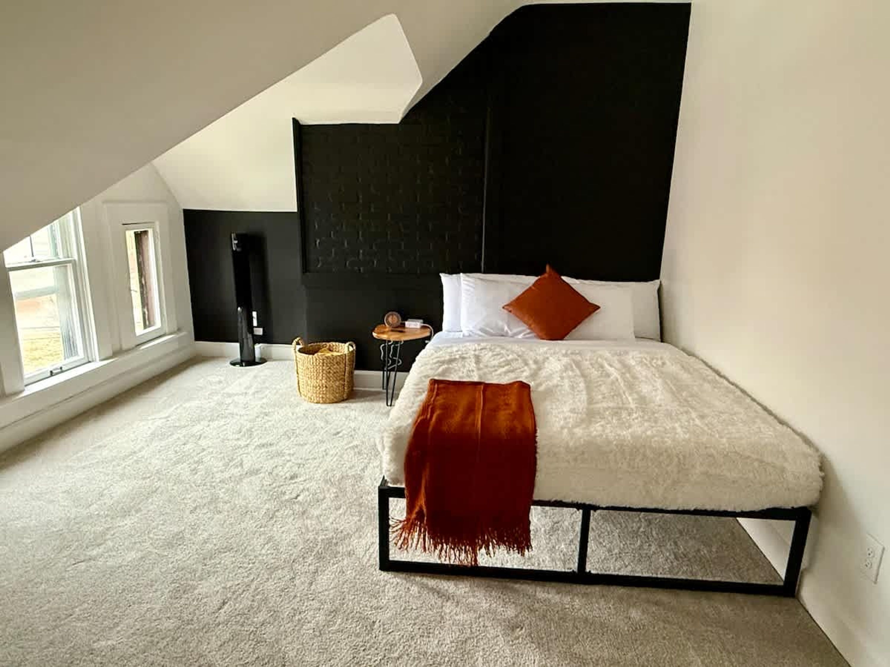 House | 4 bedrooms, desk