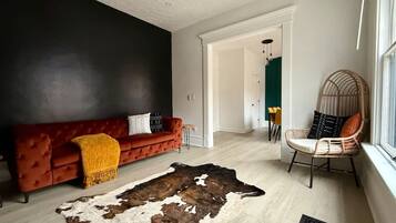 House | 4 bedrooms, desk