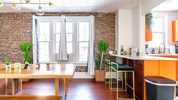 House | 4 bedrooms, desk