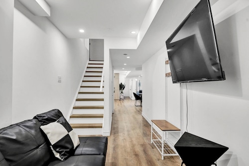 Stylish 2BR Suite in Markham