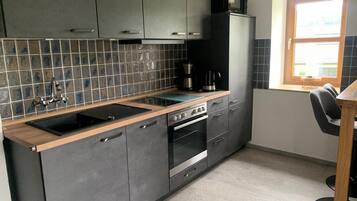 Geladeira, micro-ondas, fogão, cooktop