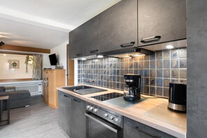 KĂŒhlschrank, Mikrowelle, Ofen, Herdplatte