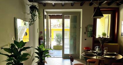 Elegant Central Flat w/ Private Patio, Full Kitchen, FastWiFi, Easy Milan Access
