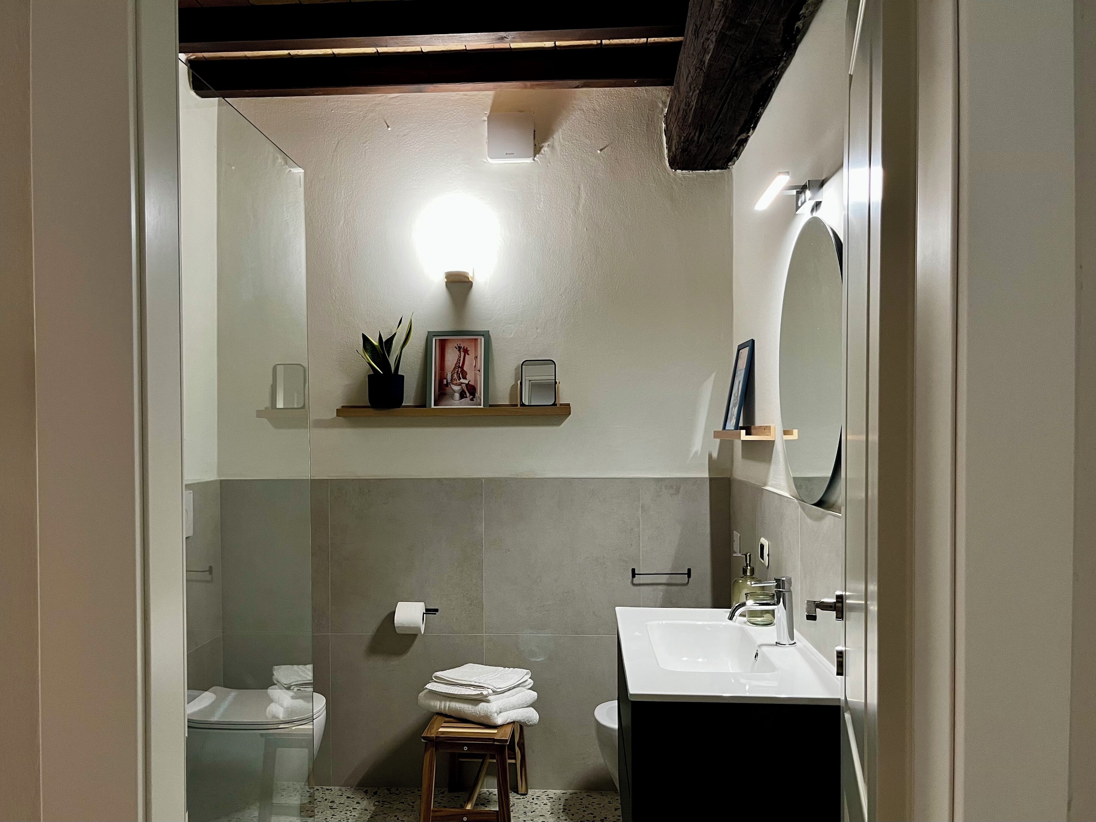 Douche, sèche-cheveux, bidet, serviettes fournies