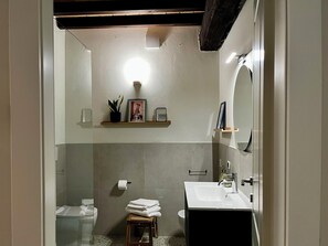 Dusche, Haartrockner, Bidet, Handtücher