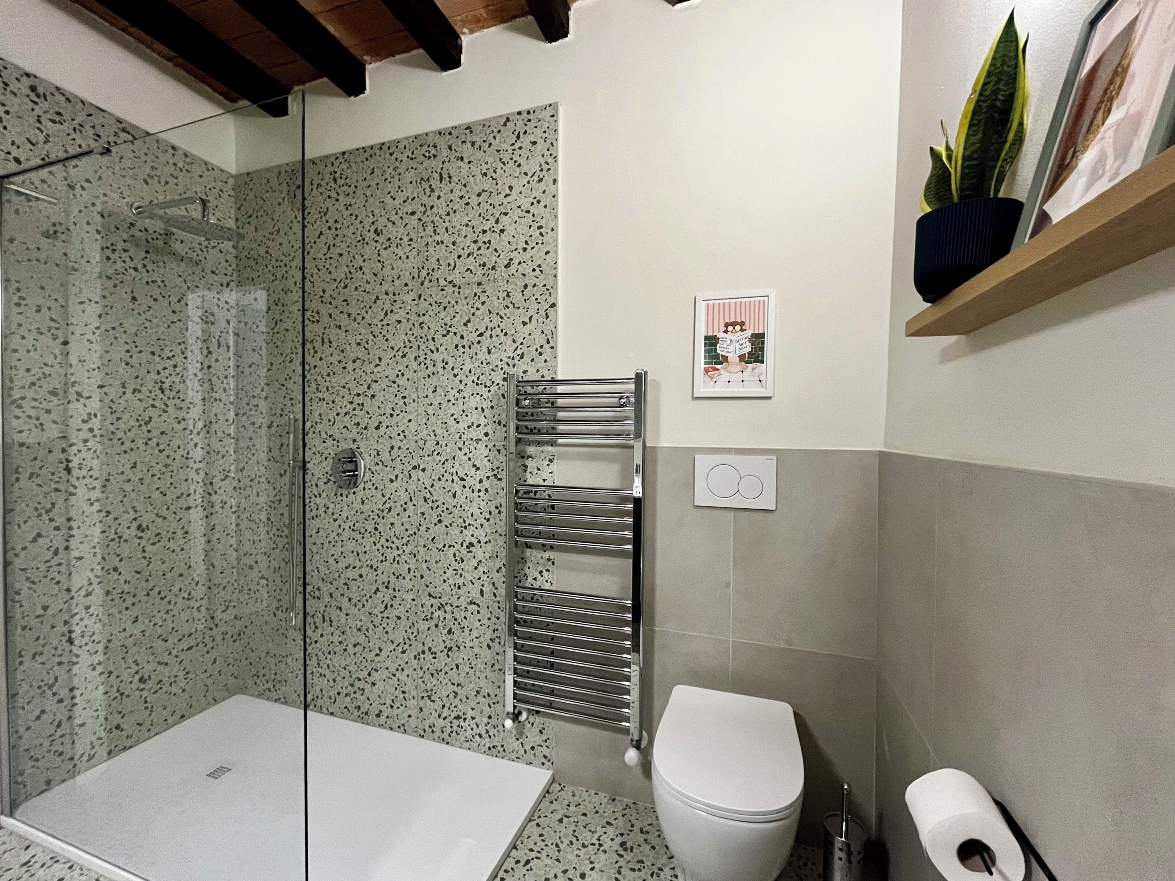 Douche, sèche-cheveux, bidet, serviettes fournies