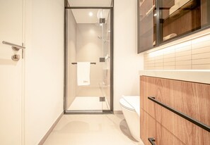 Shower, hair dryer, bidet, towels - Stylish Studio in Hamilton House (Dubai)