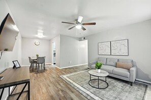 Een smart-tv en een kantoor