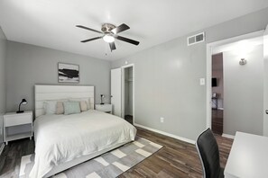 1 Schlafzimmer, Schreibtisch, Bügeleisen/Bügelbrett, Reisekinderbett