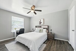 2 室のベッドルーム、デスク、アイロン / アイロン台、旅行用ベビーベッド