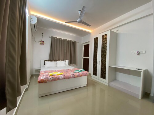 Veu Ragamalika Apartment with Fully Equipped Kitchen, Balcony & Caretaker
