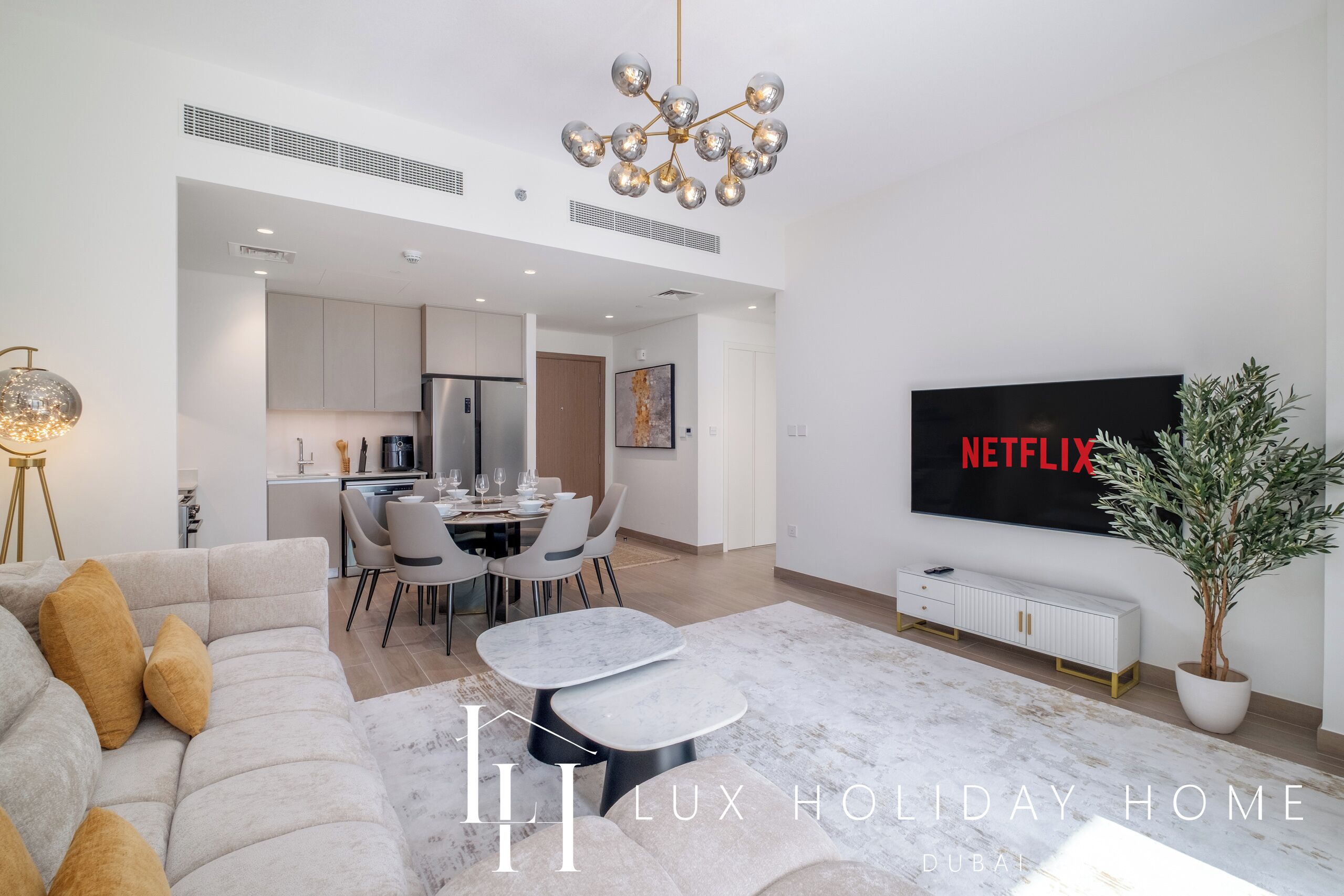 Apartamento, sacada, vista para o pátio | Área de estar | TV