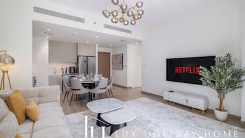 Apartamento, sacada, vista para o pátio | Área de estar | TV