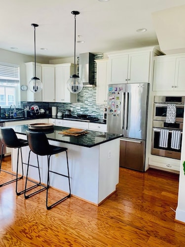 3-bedroom townhome in charming Clarksburg  in calm neighborhood.45 mn to DC