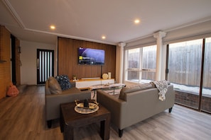 Smart TV, books - Pool, Games & fun - Family Retreat! (Boronia)