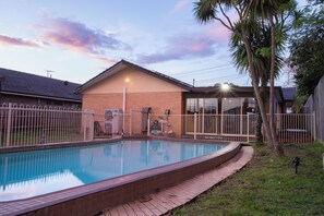 Una piscina al aire libre