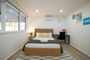 3 bedrooms, desk, iron/ironing board, free WiFi - Pool, Games & fun - Family Retreat! (Boronia)