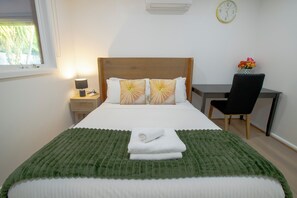 3 habitaciones, escritorio, tabla de planchar con plancha y wifi gratis