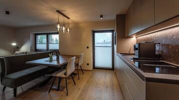 Kühlschrank, Ofen, Herdplatte, Geschirrspüler