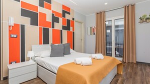 Ein modernes Hotelzimmer mit Bett, Nachttisch und Blick ins Freie.