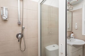 Shower, towels - Room 'Garibaldi - Tripla' with Balcony, Wi-Fi and Air Conditioning (Catania)