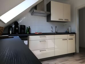 Kühlschrank, Mikrowelle, Ofen, Geschirrspüler