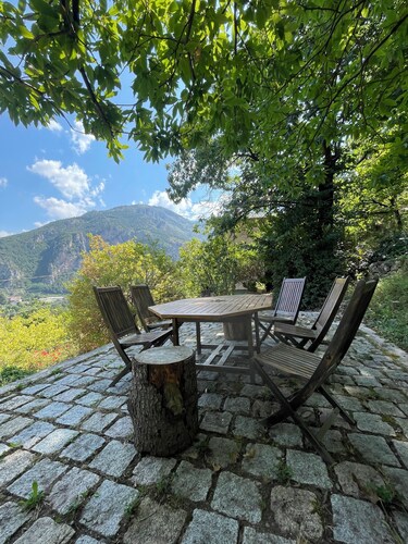 Villa in bloom: family home, veranda and garden