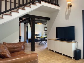 智能电视、壁炉、电子游戏、立体声音响