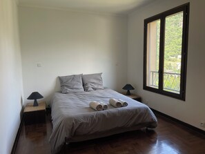 4 bedrooms, desk, travel crib, free WiFi - Flowery villa: family home, veranda and garden (Tende)