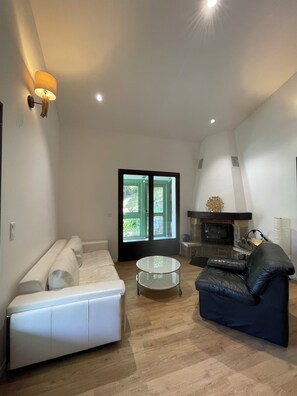 Smart TV, fireplace, stereo - Flowery villa: family home, veranda and garden (Tende)