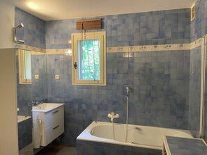 Umweltfreundliche Kosmetikartikel, Handtücher, Seife, Toilettenpapier