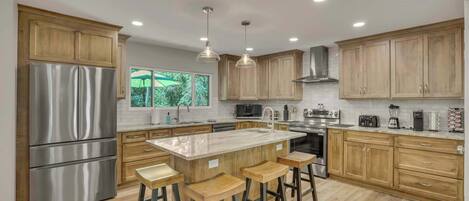 Refrigerador, microondas, horno y parrilla de estufa