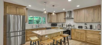 The Golden Retreat| 2 Master Suites| Remodeled