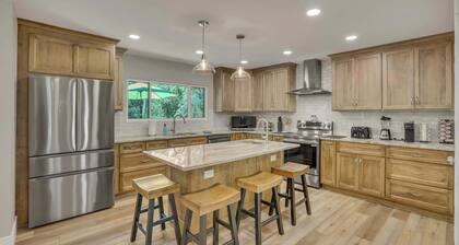 The Golden Retreat| 2 Master Suites| Remodeled