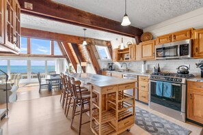 Fridge, microwave, oven, stovetop - Hydrangeas by the Sea (Hyannis)