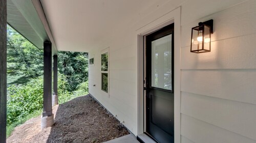 Memories Off Main - New 3-Level Build, Downtown Waynesville, 4 BR, 4 BA