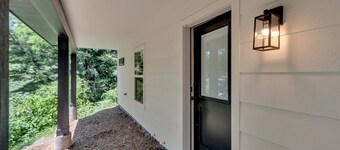 Memories Off Main - New 3-Level Build, Downtown Waynesville, 4 BR, 4 BA